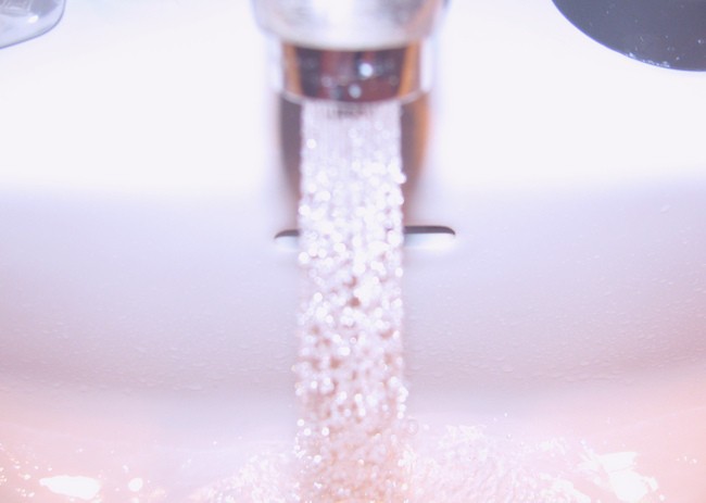 Grifo con aireador para ahorrar agua, el chorro es una mezcla de agua y aire.